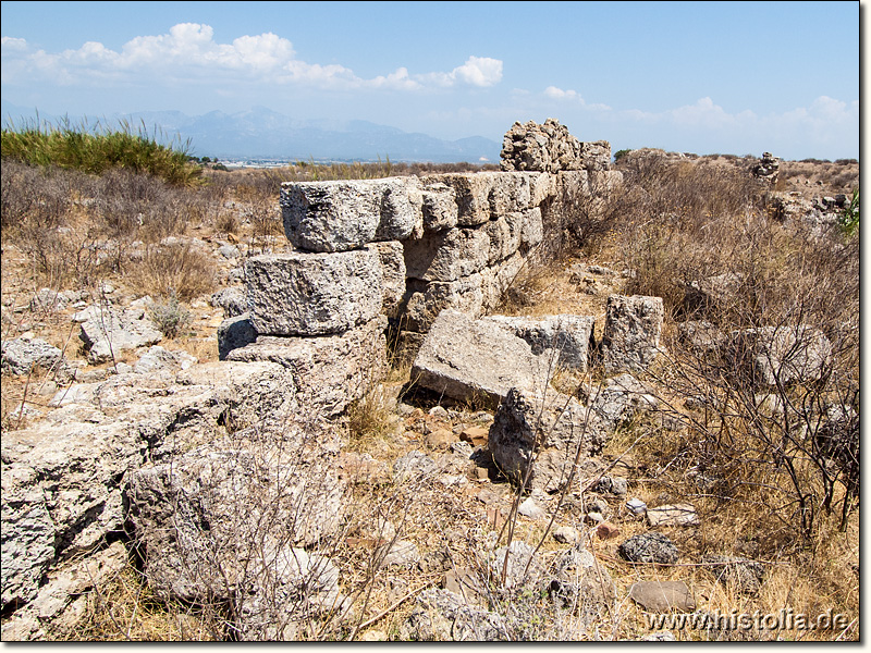 Perge in Pamphylien - Mauerreste einer großen Basilika auf dem Akropolis-Hügel von Perge