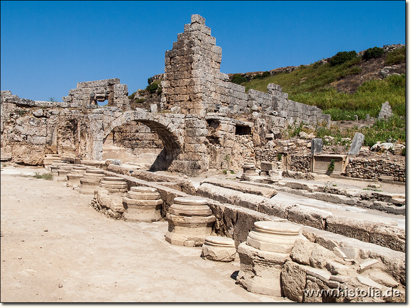 Perge in Pamphylien - Große Ost-West-Straße mit Blick auf die Gebäude der Palästra