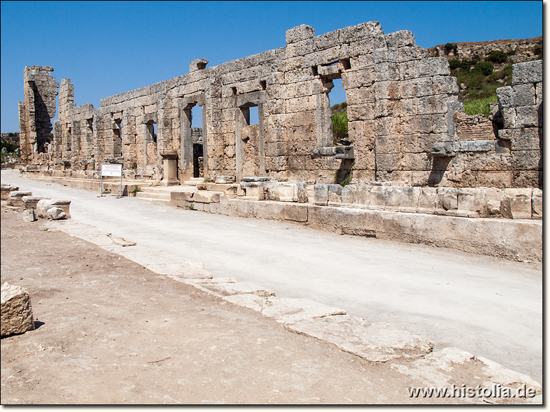 Perge in Pamphylien - Große Ost-West-Straße mit Blick auf die Gebäude der Palästra