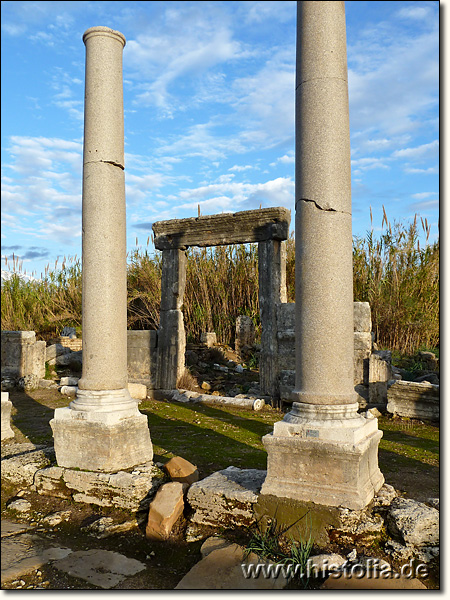 Perge in Pamphylien - Säulen und Eingang zu einem Geschäftshaus an den Ostseite der Prachtstraße