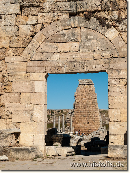 Perge in Pamphylien - römisches Stadttor vor hellenistischem Tor