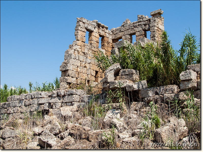 Perge in Pamphylien - Mauerreste eines Wachturms in der östlichen Stadtmauer von Perge