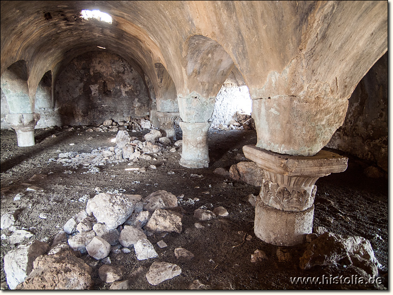 Perge in Pamphylien - Eine Zisterne mit teilweise verbauten Spolien auf dem Akropolis-Hügel von Perge