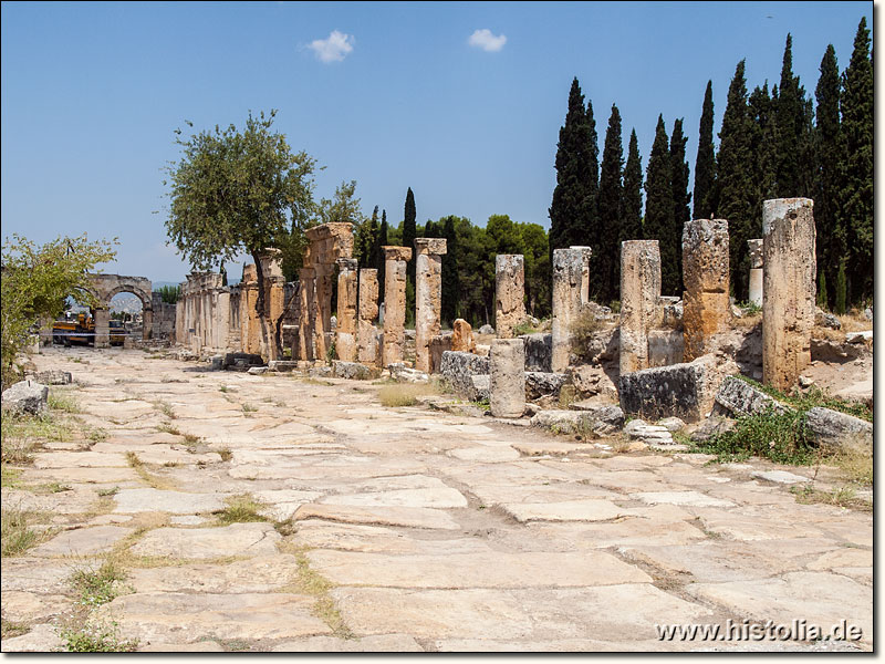 Hierapolis in Phrygien - Frontinus-Straße / Hauptstraße von Hierapolis; Blick nach Norden zum römischen Stadttor