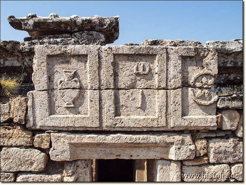 Hierapolis in Phrygien - Ein Relief an einem Grab in der Nord-Nekropole, das den Toten als Gladiator ausweist