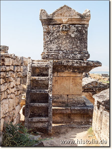 Hierapolis in Phrygien - Ein Sarkophag mit eigenem Treppenaufgang in der Nord-Nekropole von Hierapolis