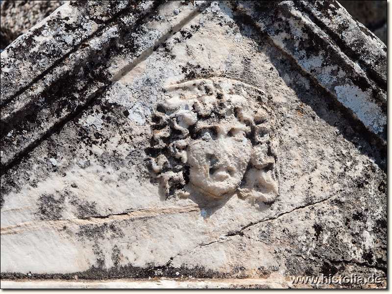 Hierapolis in Phrygien - Medusa-Kopf auf der Stirnseite eines Sarkophag-Deckels