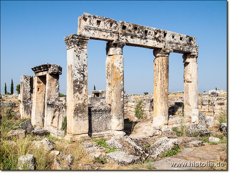 Hierapolis in Phrygien - Gebäudereste westlich neben der s.g. Frontinus-Straße von Hierapolis in Phrygien