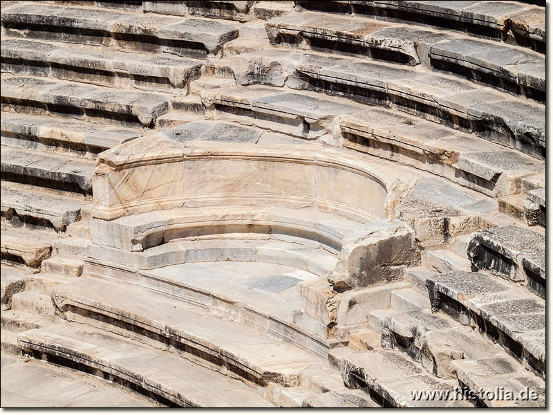 Hierapolis in Phrygien - Sitzplätze für Ehrengäste im antiken Theater von Hierapolis