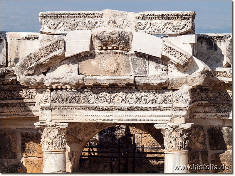 Hierapolis in Phrygien - Detail aus dem Bühnenhaus des antiken Theaters von Hierapolis