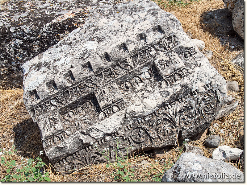 Laodikeia in Phrygien - Ein verzierter Architravstein als eines des wenigen Reste des Bouleuterions von Laodikeia