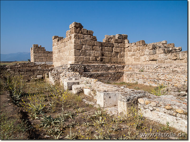Laodikeia in Phrygien - Mauern und Türme des Stadttores am Südende der (syrischen) Hauptstraße von Laodikeia