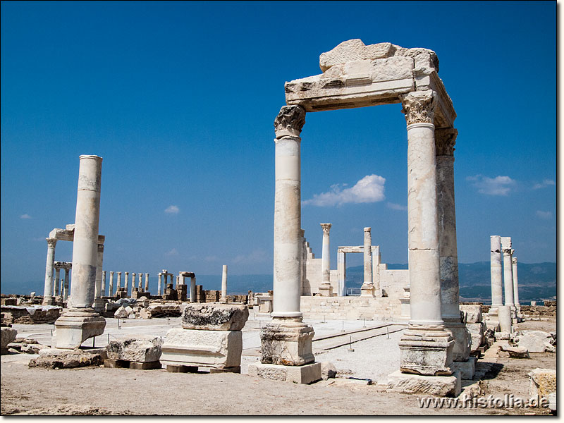 Laodikeia in Phrygien - Tempel mit Vorplatz und Stoa im Stadtzentrum von Laodikeia