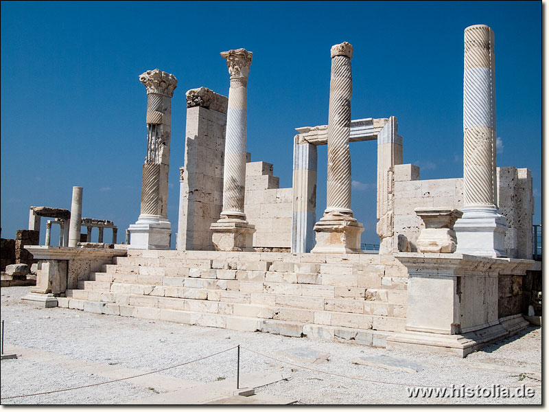 Laodikeia in Phrygien - Tempel mit Vorplatz und Stoa im Stadtzentrum von Laodikeia