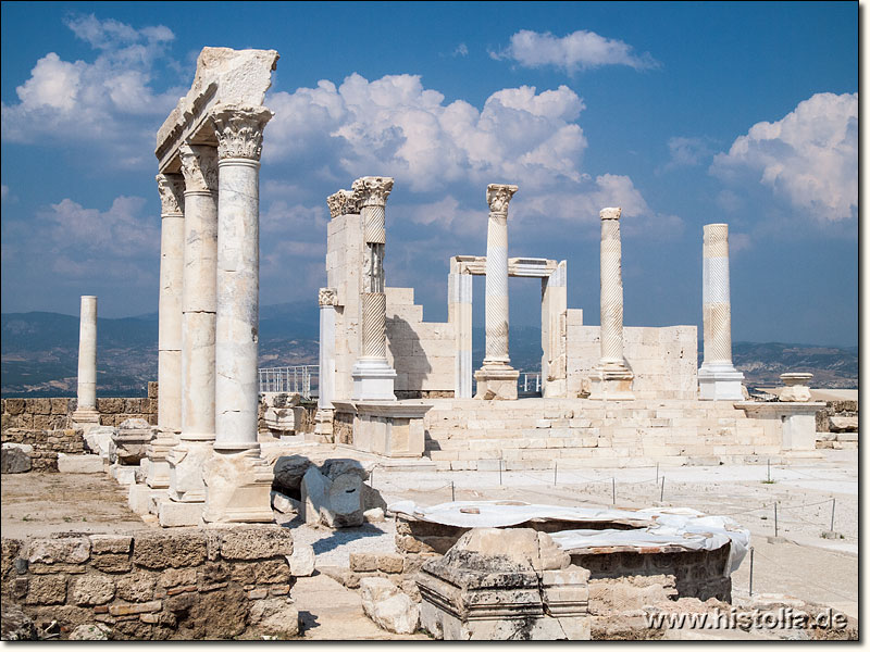 Laodikeia in Phrygien - Tempel mit Vorplatz und Stoa im Stadtzentrum von Laodikeia