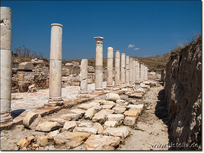Tripolis in Phrygien - Eine Säulenreihe auf der Westseite der römische Agora von Tripolis