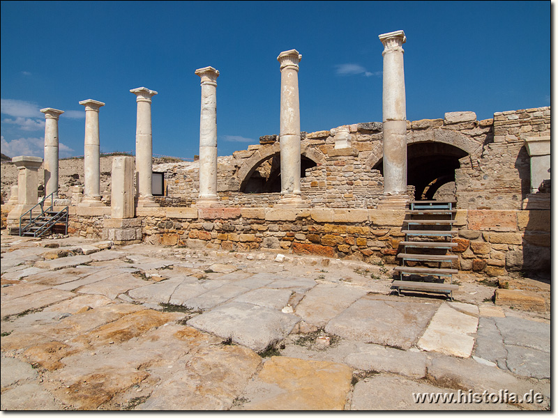 Tripolis in Phrygien - Eine Säulenreihe auf der Ostseite der römische Agora von Tripolis