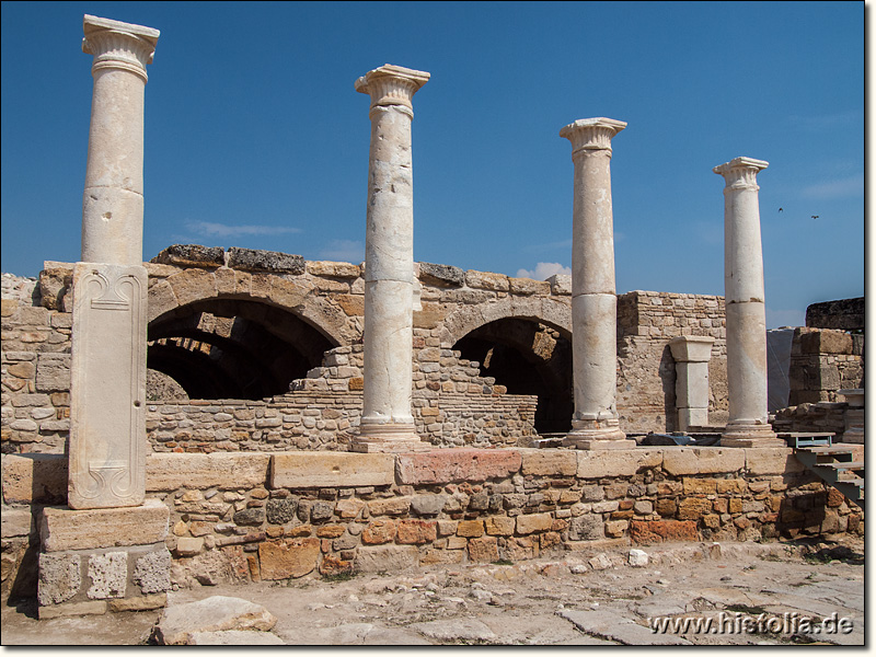 Tripolis in Phrygien - Eine Säulenreihe auf der Ostseite der römische Agora von Tripolis