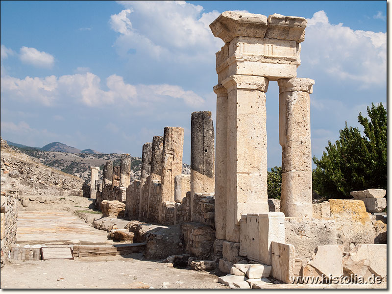 Tripolis in Phrygien - Blick am Orpheus-Nymphaeum vorbei in die Kolonnadenstraße von Tripolis