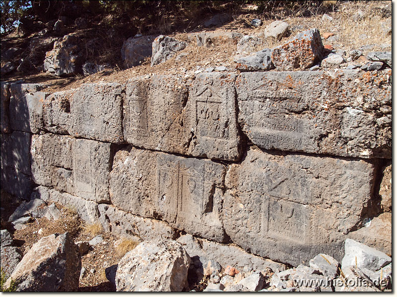 Antiochia-Men in Pisidien - Darstellung von Sarkophagen mit Mond-Symbol in der südlichen Umfassungsmauer