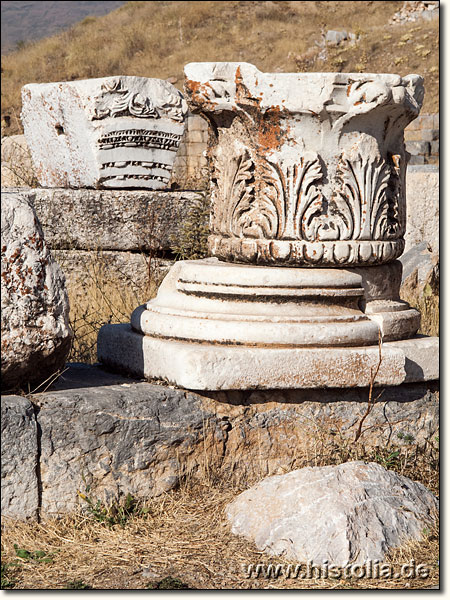 Antiochia in Pisidien - Säulenbasis und Kapitell; dahinter ein verziertes Segment aus einem Tür/Tor-Bogen