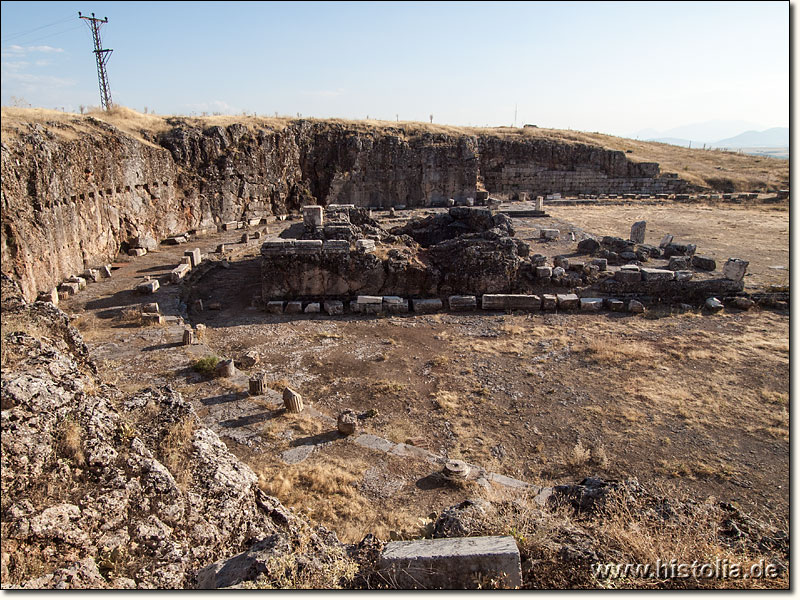 Antiochia in Pisidien - Halbrunde Felsbearbeitung mit Stoa und Kaiserkult-Tempel für Augustus