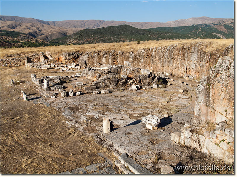 Antiochia in Pisidien - Halbrunde Felsbearbeitung mit Stoa und Kaiserkult-Tempel für Augustus