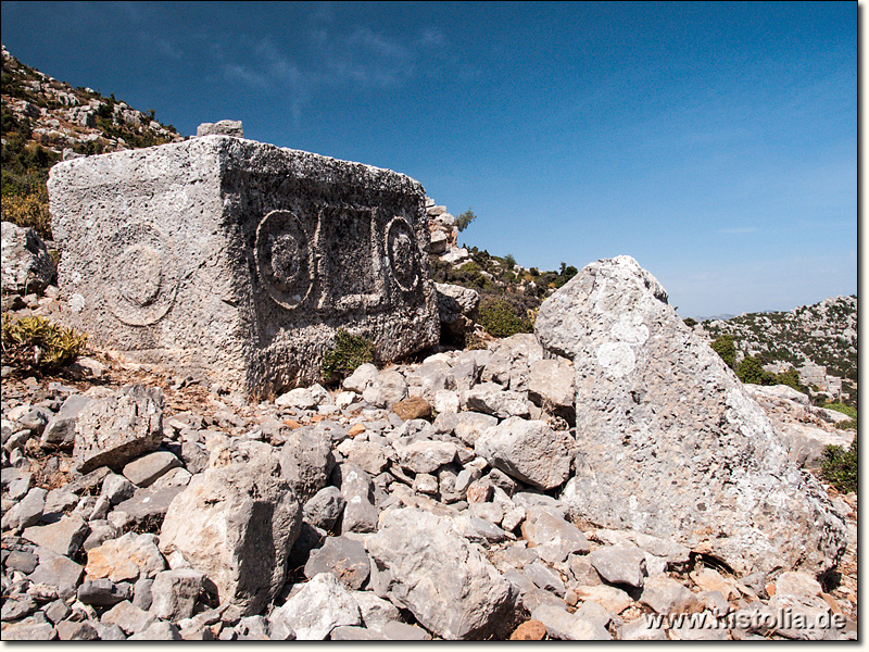 Ariassos in Pisidien - Sarkophag in der Nähe des Stadttores