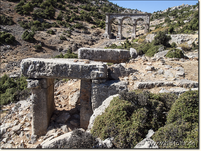 Ariassos in Pisidien - Eingangstür eines Gebäudes; dahinter das Stadttor von Ariassos