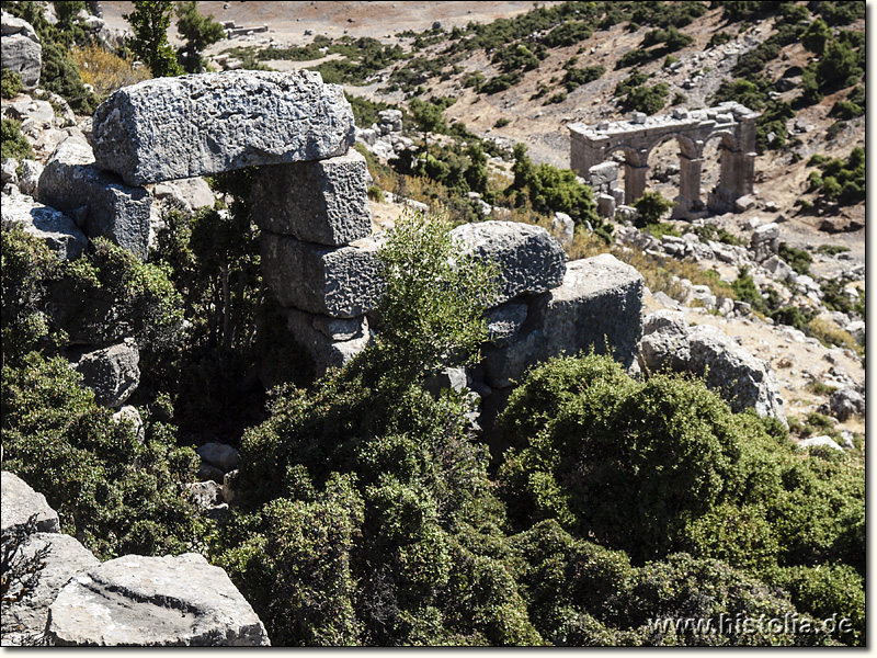 Ariassos in Pisidien - Eingangstür eines Gebäudes; dahinter das Stadttor von Ariassos