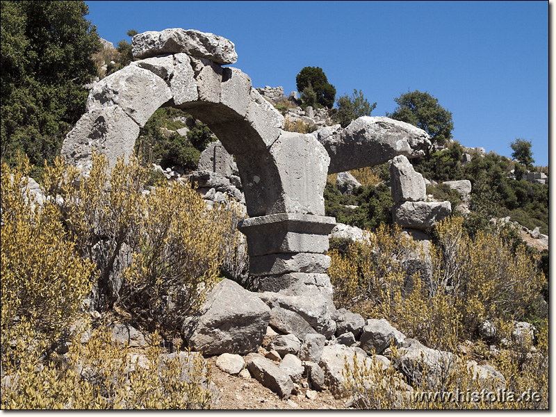 Ariassos in Pisidien - Tor und Rundbogen eines repräsentativen Gebäudes in Ariassos