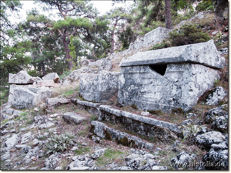 Kelbessos in Pisidien - Sarkophagreihe auf der Nordseite des Akropolisberges