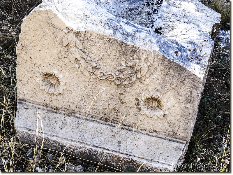 Kodrula in Pisidien - Fragment eines Statuensockels mit Kranz und wahrscheinlich mit Ehreninschrift