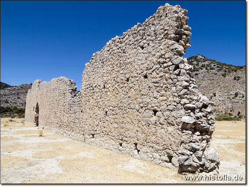 Maximianupolis in Pisidien - Gebäudereste im unteren Stadtgebiet  am Anfang des Weges über die Berge