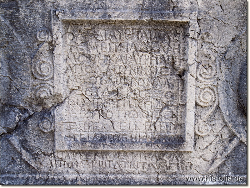 Neapolis in Pisidien - Inschrift auf einem Sarkophag am Nordhang des Stadtgebietes von Neapolis