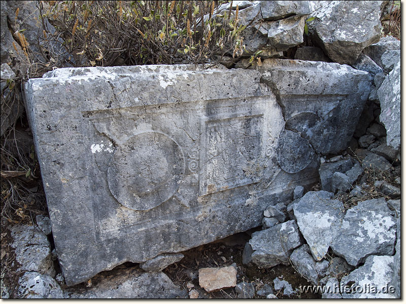 Neapolis in Pisidien - Sarkophagkasten mit Verzierungen am Nordhang des Stadtgebietes von Neapolis