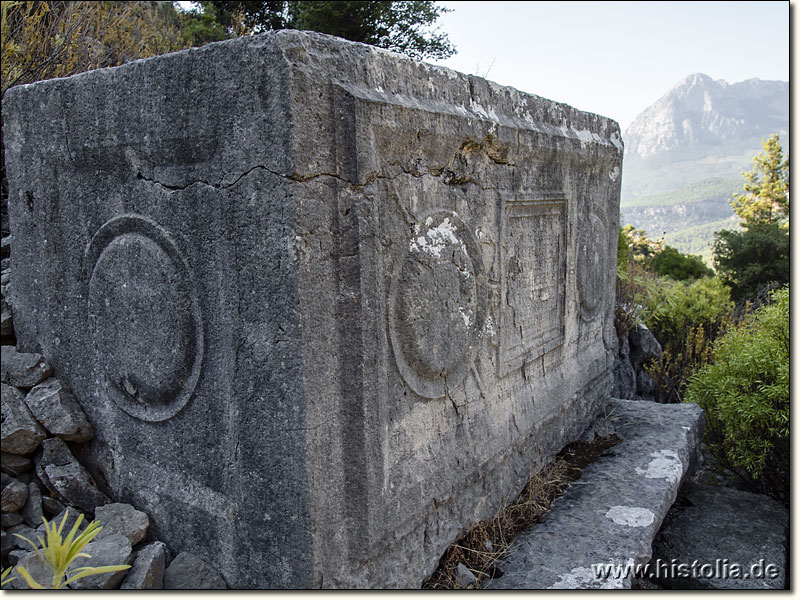 Neapolis in Pisidien - Sarkophagkasten mit Verzierungen am Nordhang des Stadtgebietes von Neapolis
