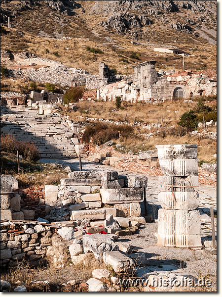 Sagalassos in Pisidien - Kolonnadenstraße und Treppenanlage, Blick nach Norden auf die Bäder