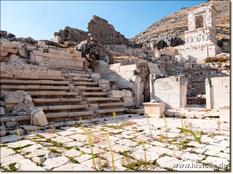 Sagalassos in Pisidien - Buleuterion auf der Westseite der oberen Agora, hinten das Heroon