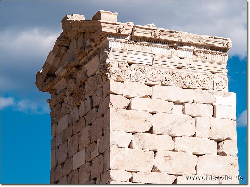 Sagalassos in Pisidien - Westseite des wiederaufgebauten Heroons mit ornamentalem Fries