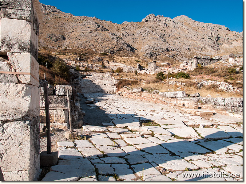 Sagalassos in Pisidien - Kolonnadenstraße und Treppenanlage, Blick nach Norden auf die Bäder