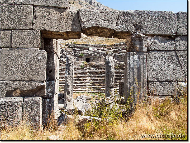 Sagalassos in Pisidien - Blick durch den Eingang des Bühnenhauses in die Cavea des Theaters von Sagalassos