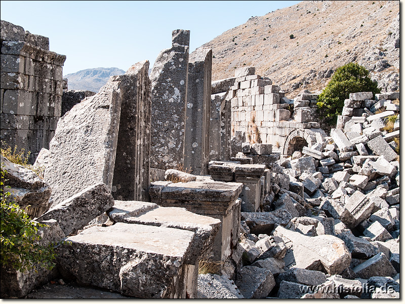 Sagalassos in Pisidien - Vorderansicht des Bühnenhauses mit Statuensockeln