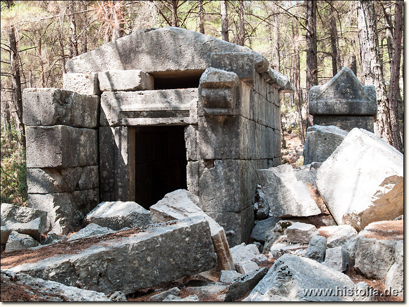 Sia in Pisidien - Sarkophag und Mausoleum mit erhaltener Bedachung