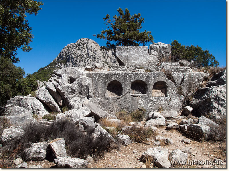 Termessos in Pisidien - Felsfundament mit Opfernischen eines Heroons westlich der Agora von Termessos