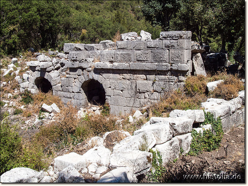 Termessos in Pisidien - Gebäude und Portikus; Südlicher Zugang zur Kolonnadenstraße von Termessos