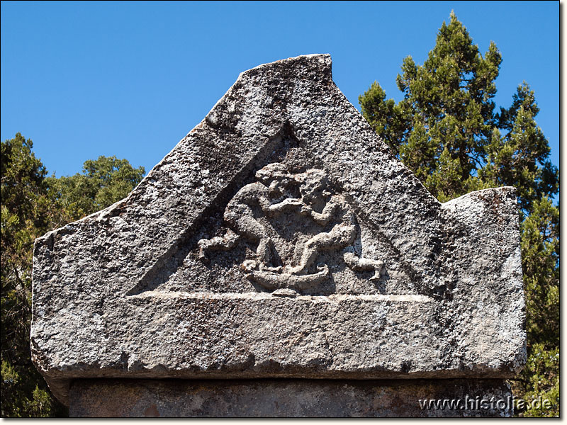 Termessos in Pisidien - Relief auf der Stirnseite eines Sarkophag-Deckels