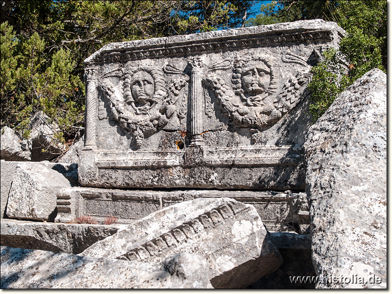 Termessos in Pisidien - Girlanden-Sarkophag in der Süd-West-Nekropole