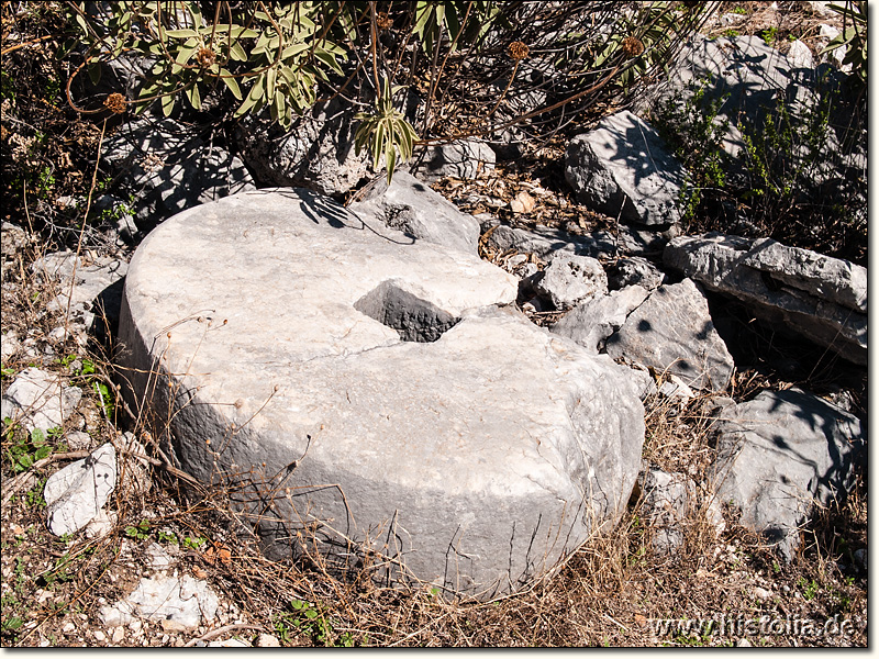 Trebenna in Pisidien - Mühlstein am Zugang zur Akropolis, Südseite des Akropolishügels