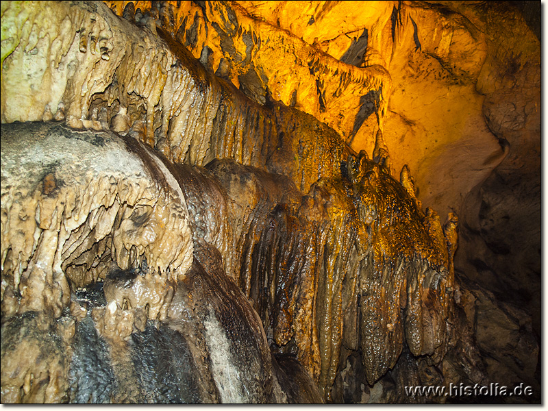 Tymbriada in Pisidien - Tropfsteinformationen in der Höhle, die hinter dem Eurymedon-Heiligtum beginnt